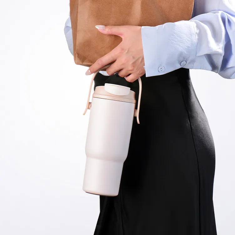 Two drinking options, straw for cold drinks, spout for hot.